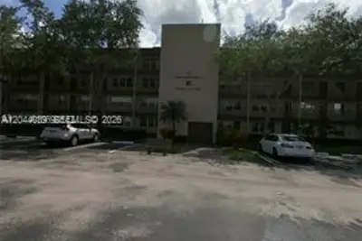 300 SW 134th Way #105E, Pembroke Pines: photo 1 of 10