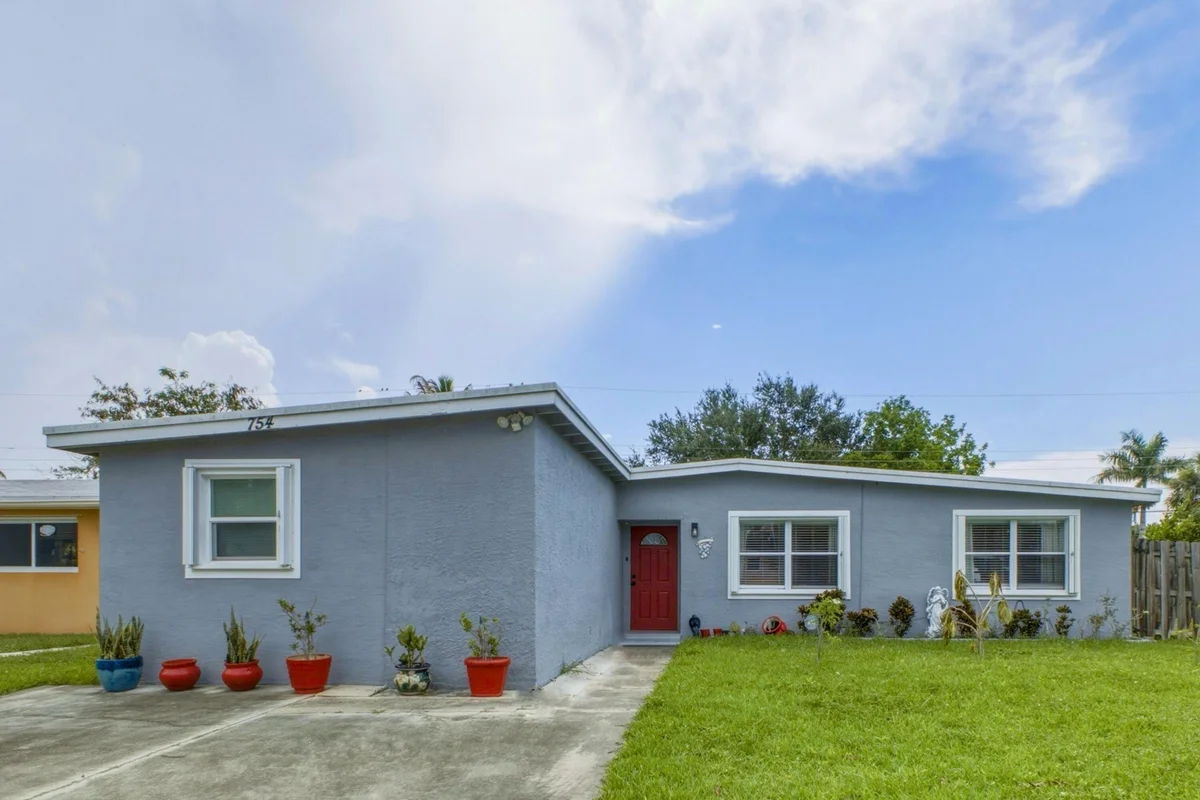754 Hibiscus Dr, Royal Palm Beach: photo 1 of 36