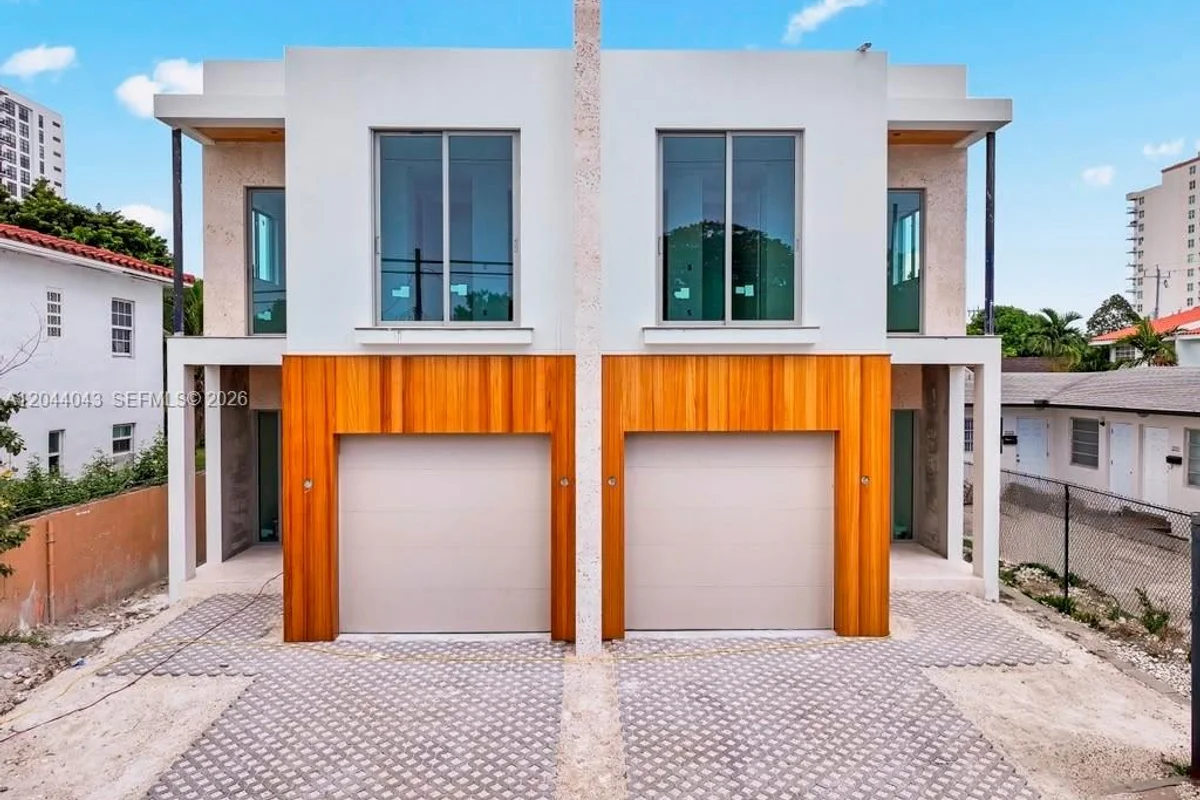 3121 SW 23rd St, Miami: photo 1 of 4