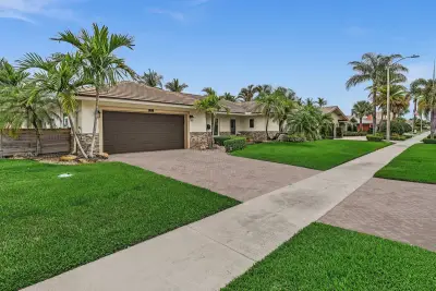 1525 SE 12th St, Deerfield Beach: photo 1 of 60