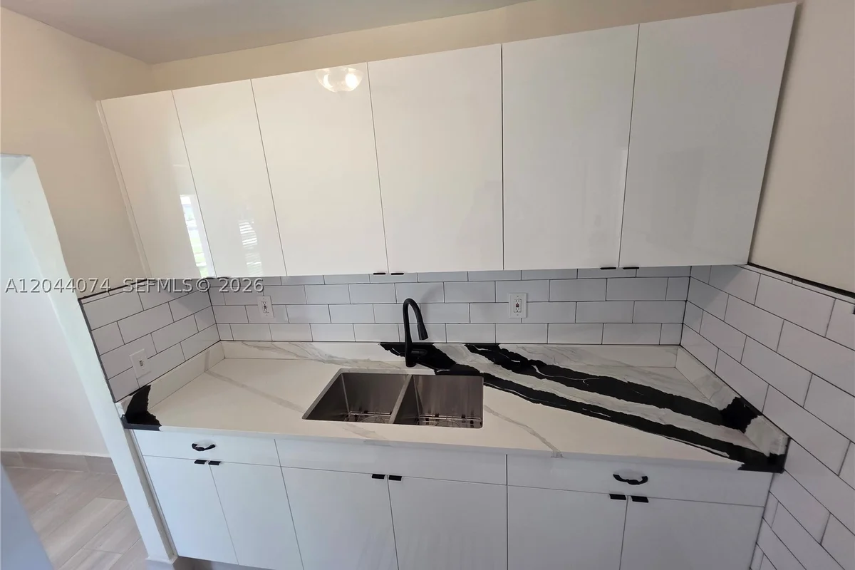 120 NE 10th Ave #3, Hallandale Beach: photo 1 of 20