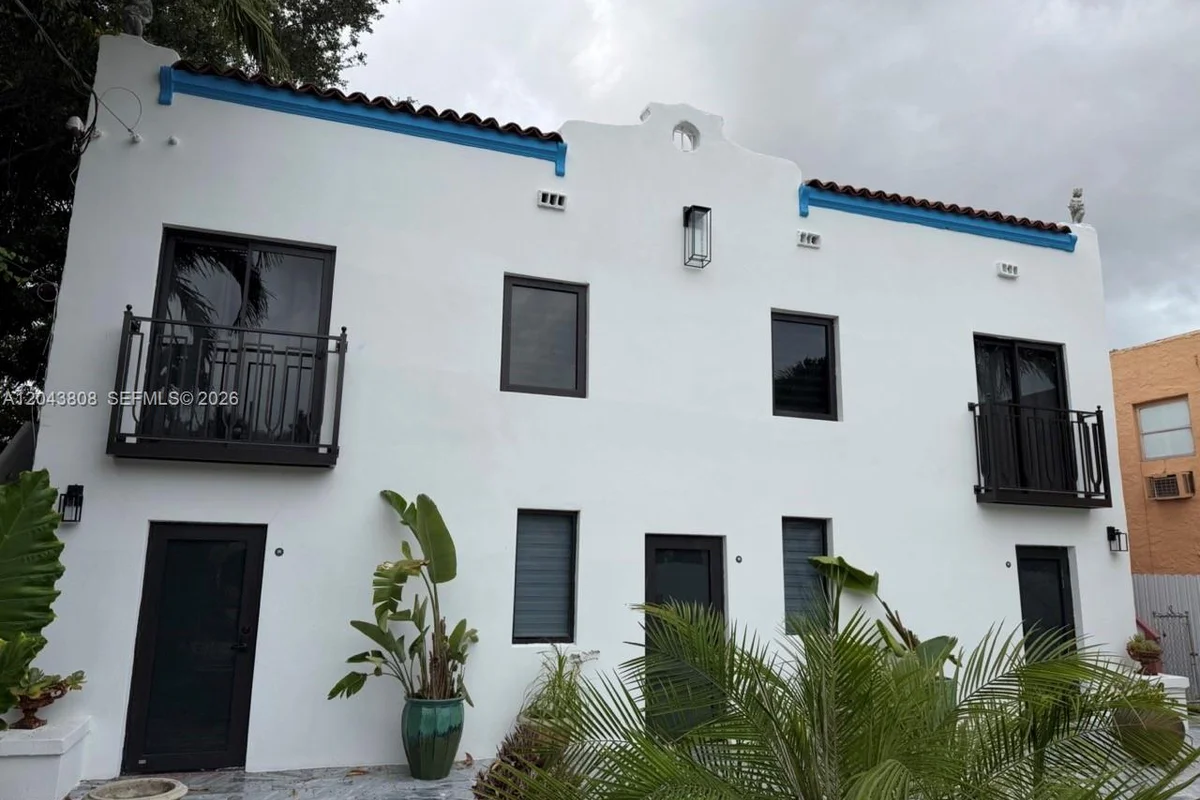 2134 SW 11th St, Miami: photo 1 of 13