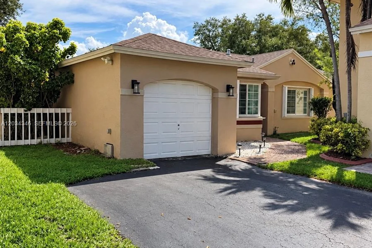11727 NW 12th St, Pembroke Pines: photo 1 of 26