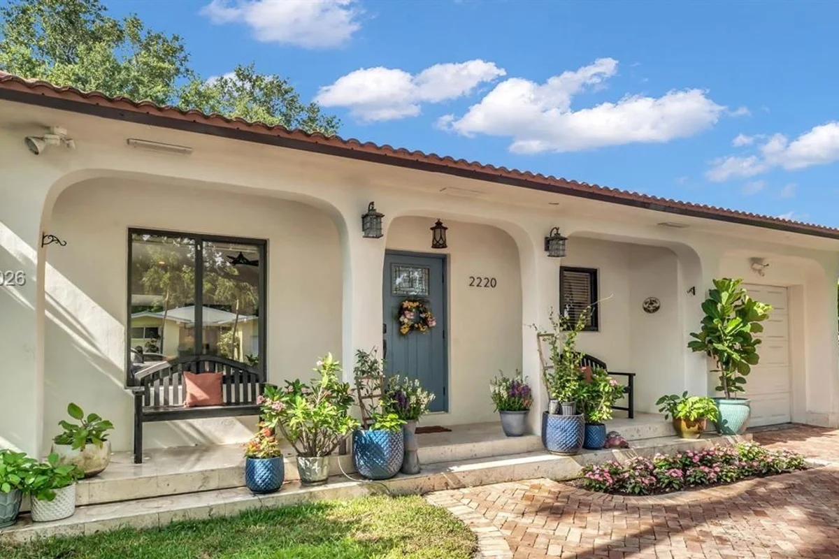 2220 SW 25th St, Miami: photo 1 of 24