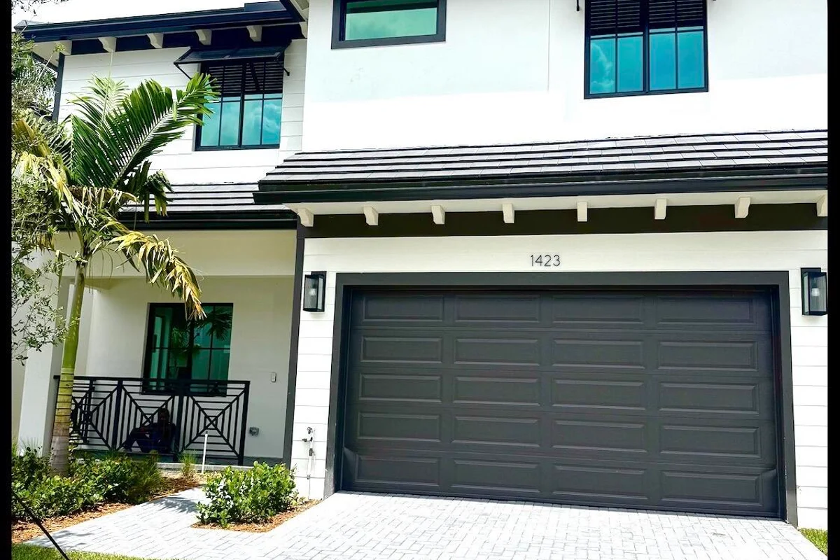 1423 SW 23rd St, Fort Lauderdale: photo 1 of 12