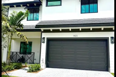 1423 SW 23rd St, Fort Lauderdale: photo 1 of 12