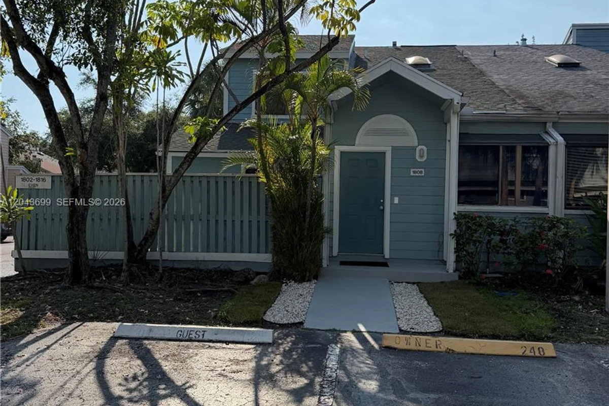 1808 Runners Way, North Lauderdale: photo 1 of 28