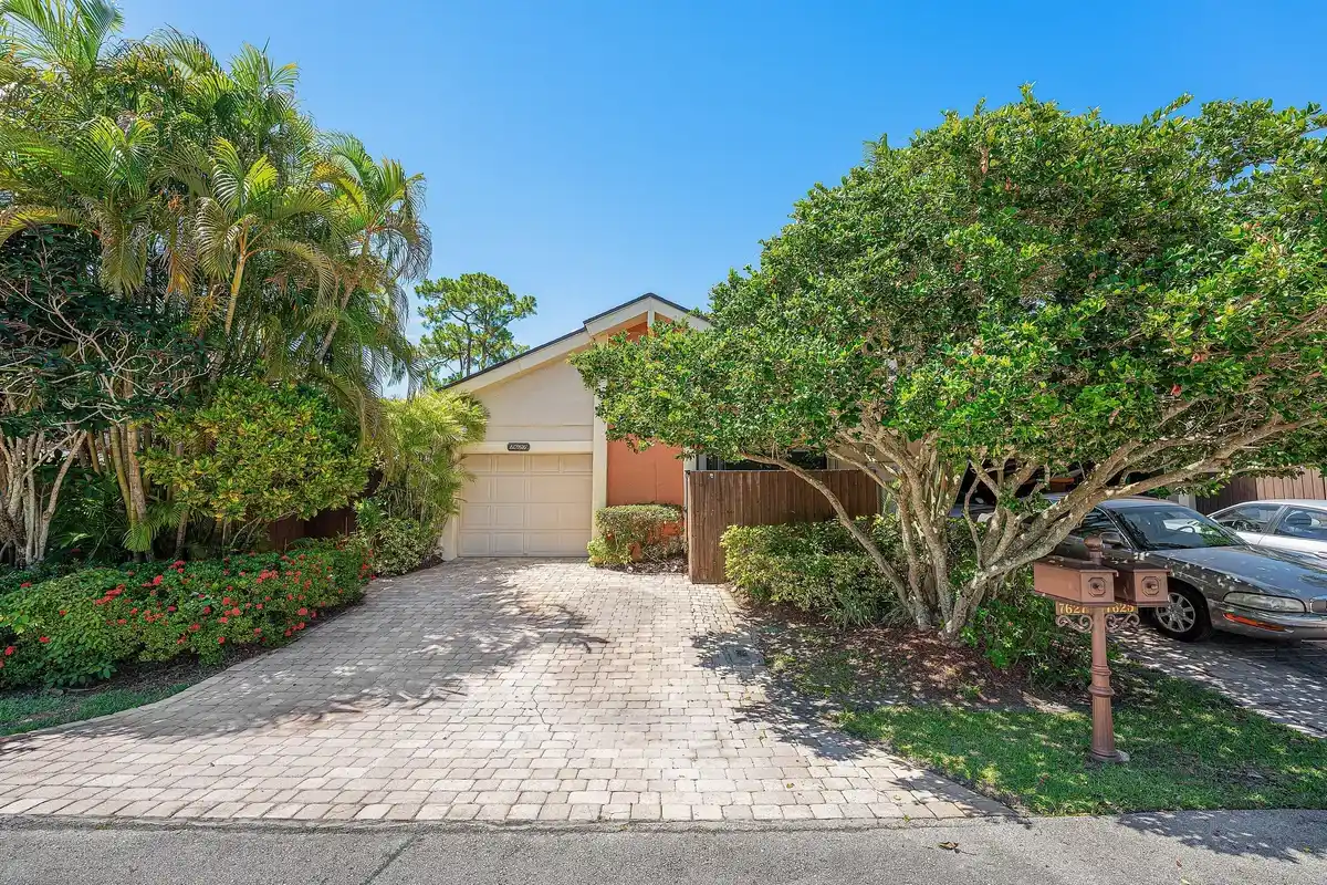7627 Sierra Dr W, Boca Raton: photo 1 of 33