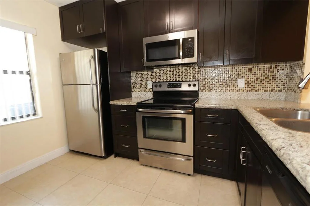 2987 NW 110th Ave, Sunrise: photo 1 of 18
