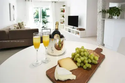 201 Jefferson Ave #2E, Miami Beach: photo 1 of 23