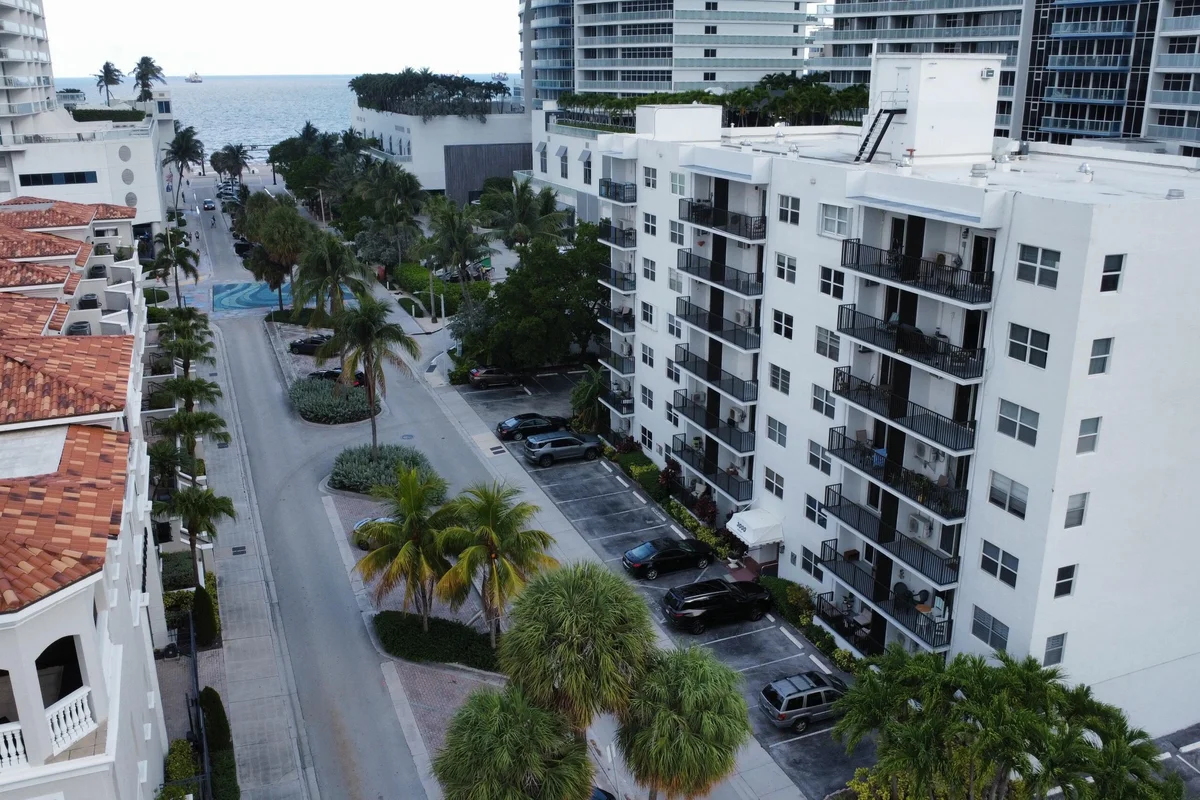 3000 Riomar St #210, Fort Lauderdale: photo 1 of 16