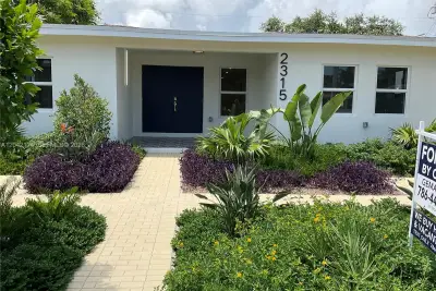 2315 NW 3rd St, Miami: photo 1 of 25