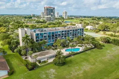 1830 Embassy Dr #613, West Palm Beach: photo 1 of 22