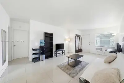 1100 NE 9th Ave #105, Fort Lauderdale: photo 1 of 18