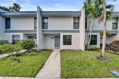 9220 NW 14th St #272, Pembroke Pines: photo 1 of 40