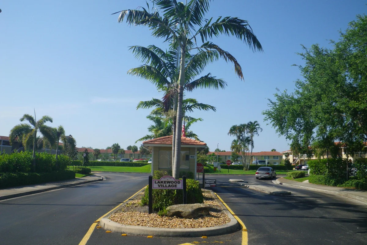 902 Twin Lakes Dr #8-i, Coral Springs: photo 1 of 1