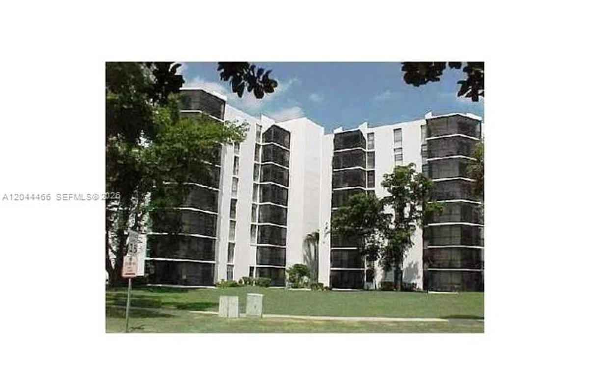 Condo in Aventura: photo 1 of 17