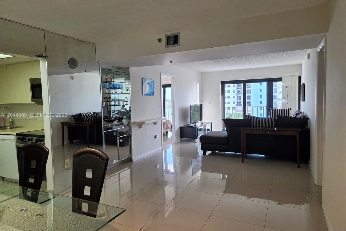 Condo in Hollywood: photo 1 of 31