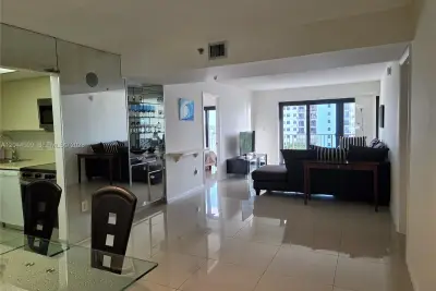 Condo in Hollywood: photo 1 of 31