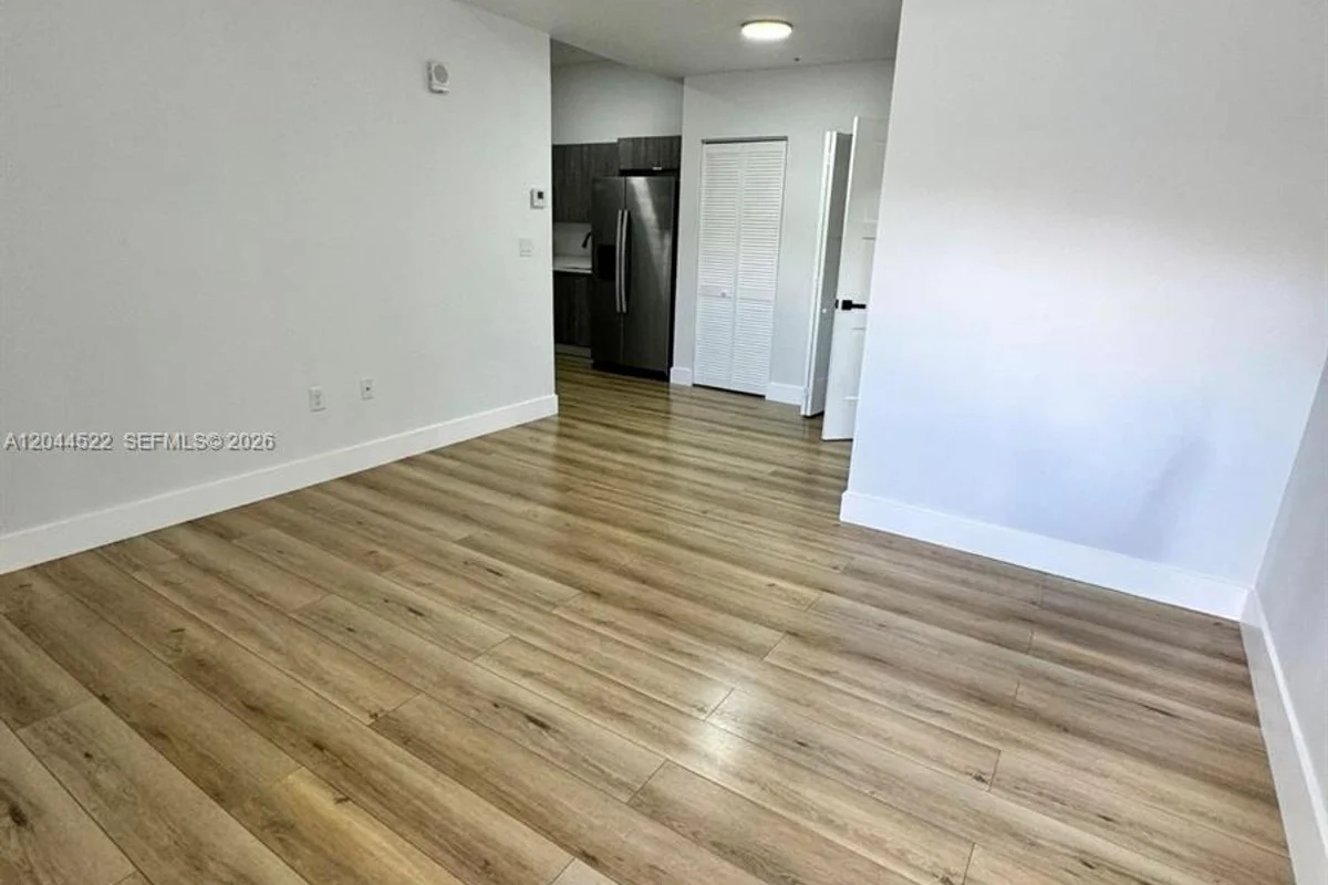 1021 NW 1st St #204, Miami: photo 1 of 5