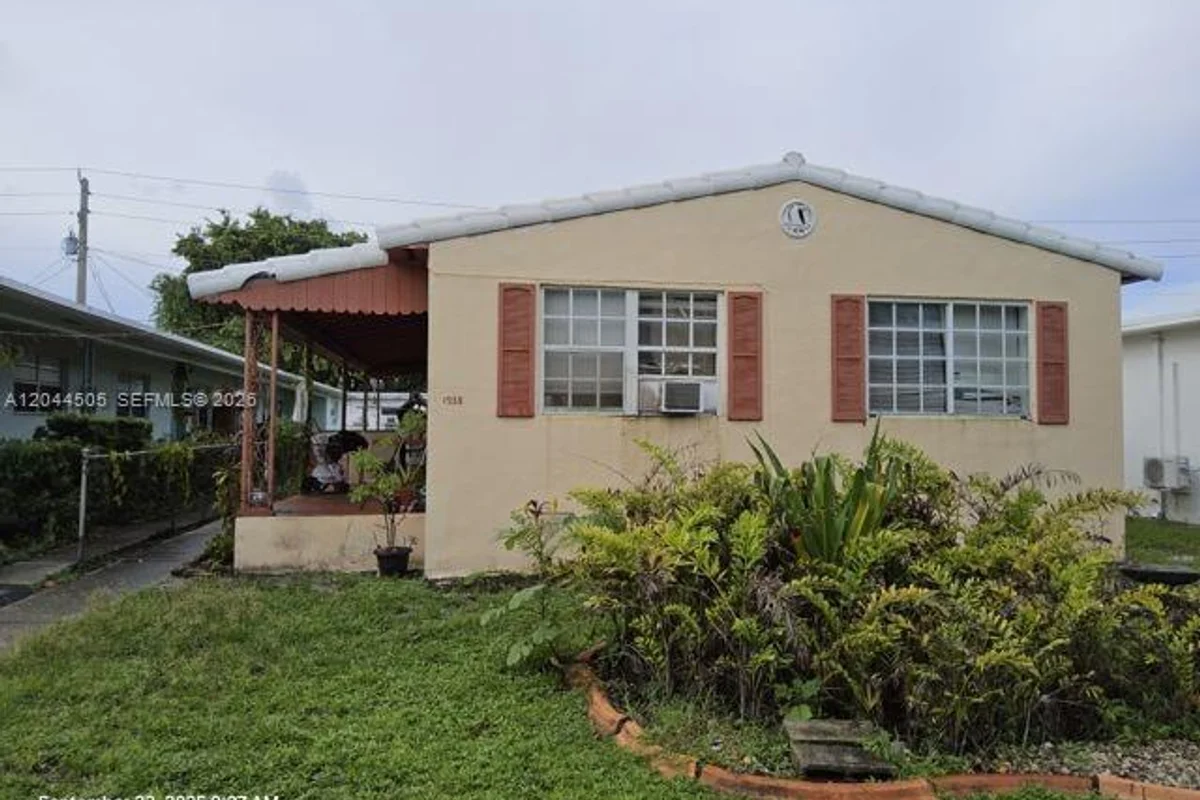1938 Pierce St, Hollywood: photo 1 of 17