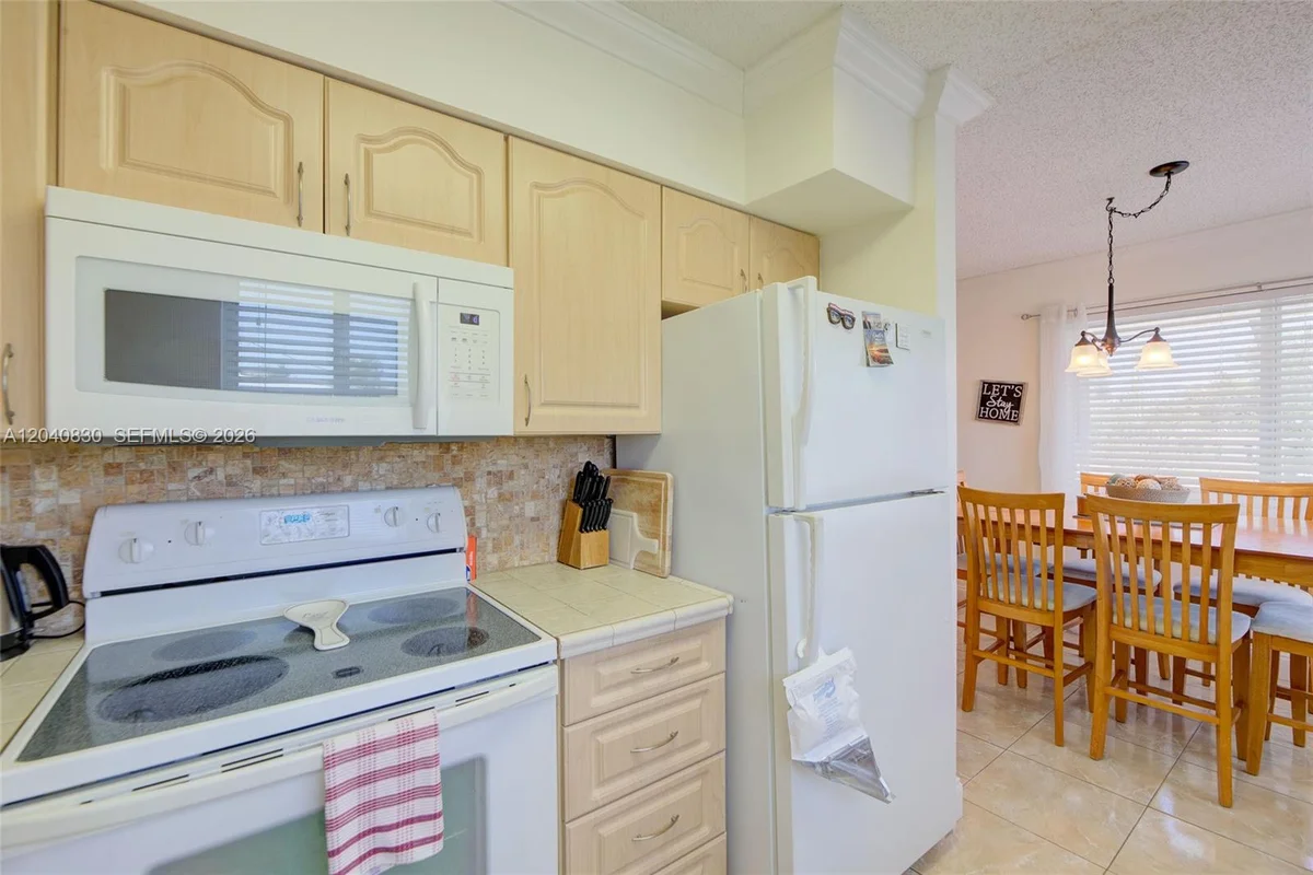 920 SW 10th Ter #12R, Hallandale Beach: photo 1 of 27