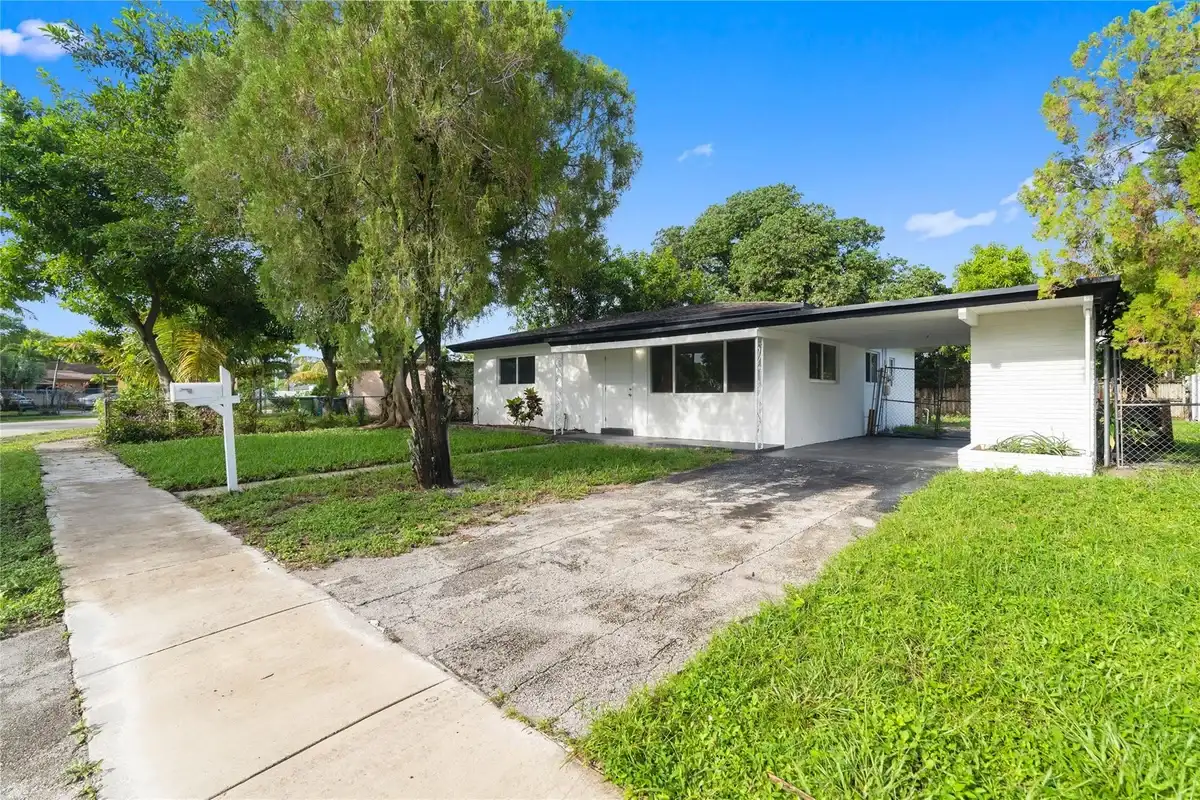 2001 NW 14th Ave, Fort Lauderdale: photo 1 of 31