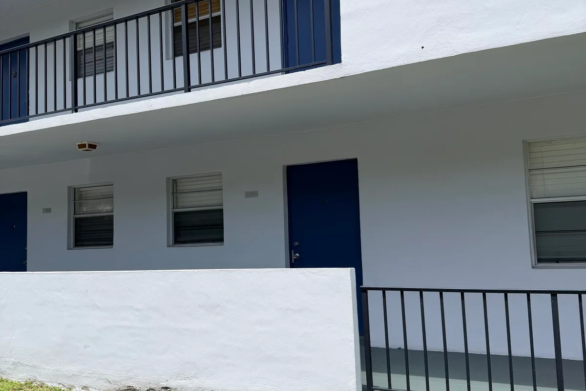 1630 Embassy Dr #104, West Palm Beach: photo 1 of 8