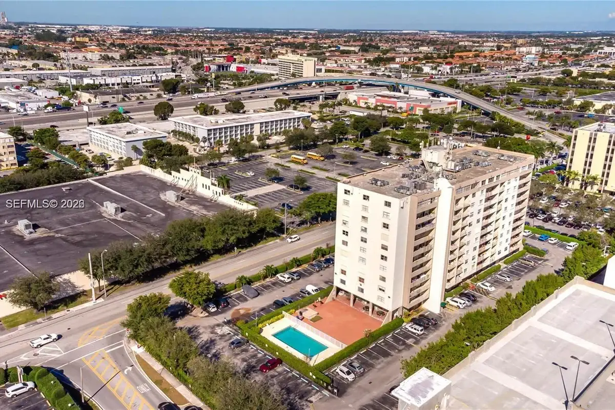 Apartment in Hialeah: photo 1 of 16