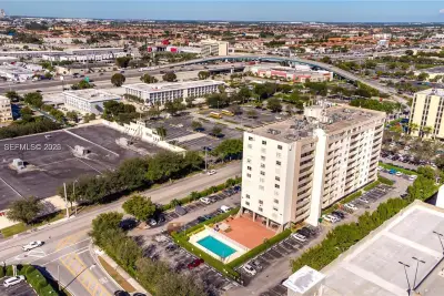 Apartment in Hialeah: photo 1 of 16