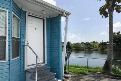 1233 SW 130 Ave, Miami: photo 1 of 22