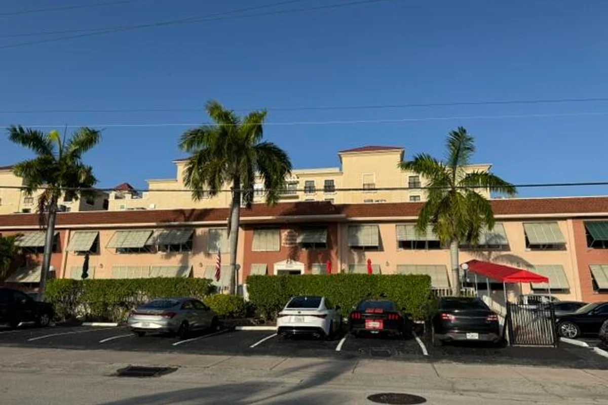 2400 NE 33rd Ave #208, Fort Lauderdale: photo 1 of 15