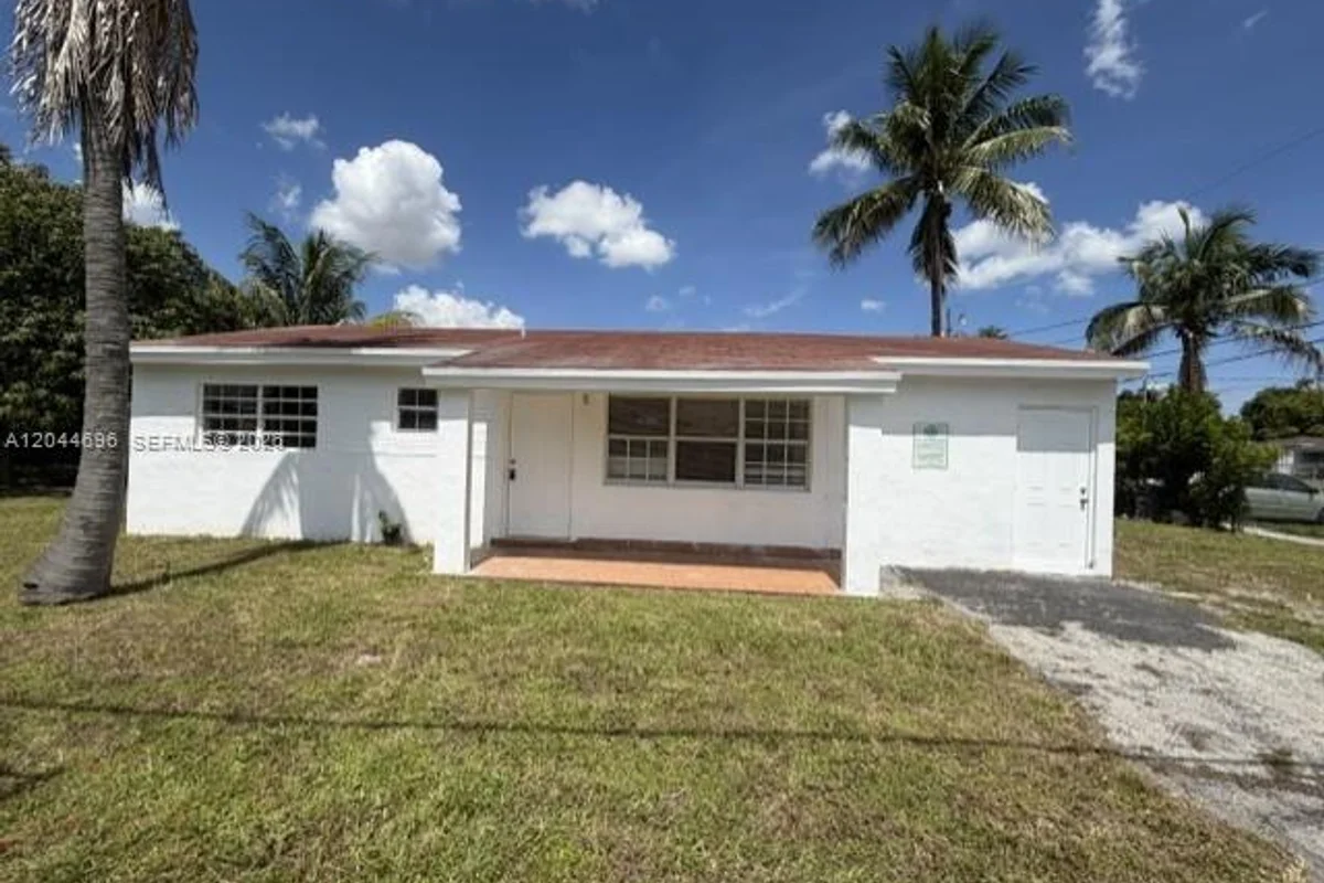 2115 SW 50th Ave, West Park: photo 1 of 29