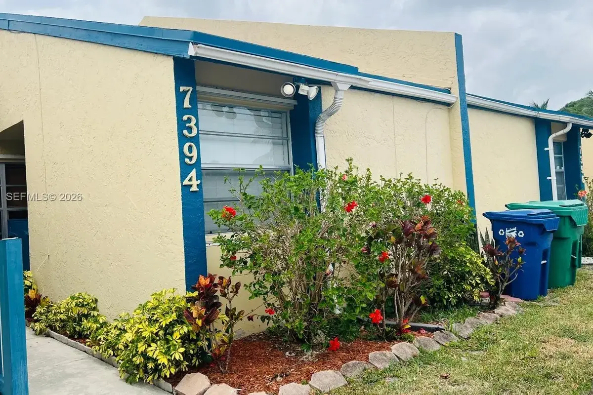 7394 NW 34th St, Lauderhill: photo 1 of 32