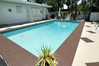 825 NE 6th St #2, Hallandale Beach: photo 1 of 9