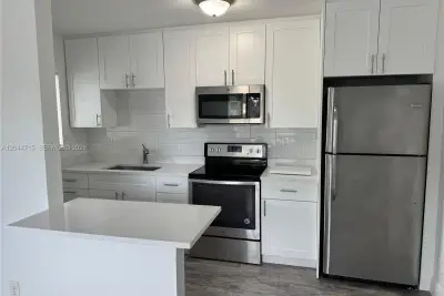 495 NW 43rd Ct #1, Oakland Park: photo 1 of 8