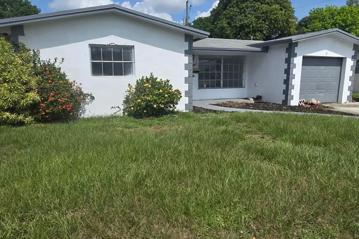 House in Lauderhill: photo 1 of 5
