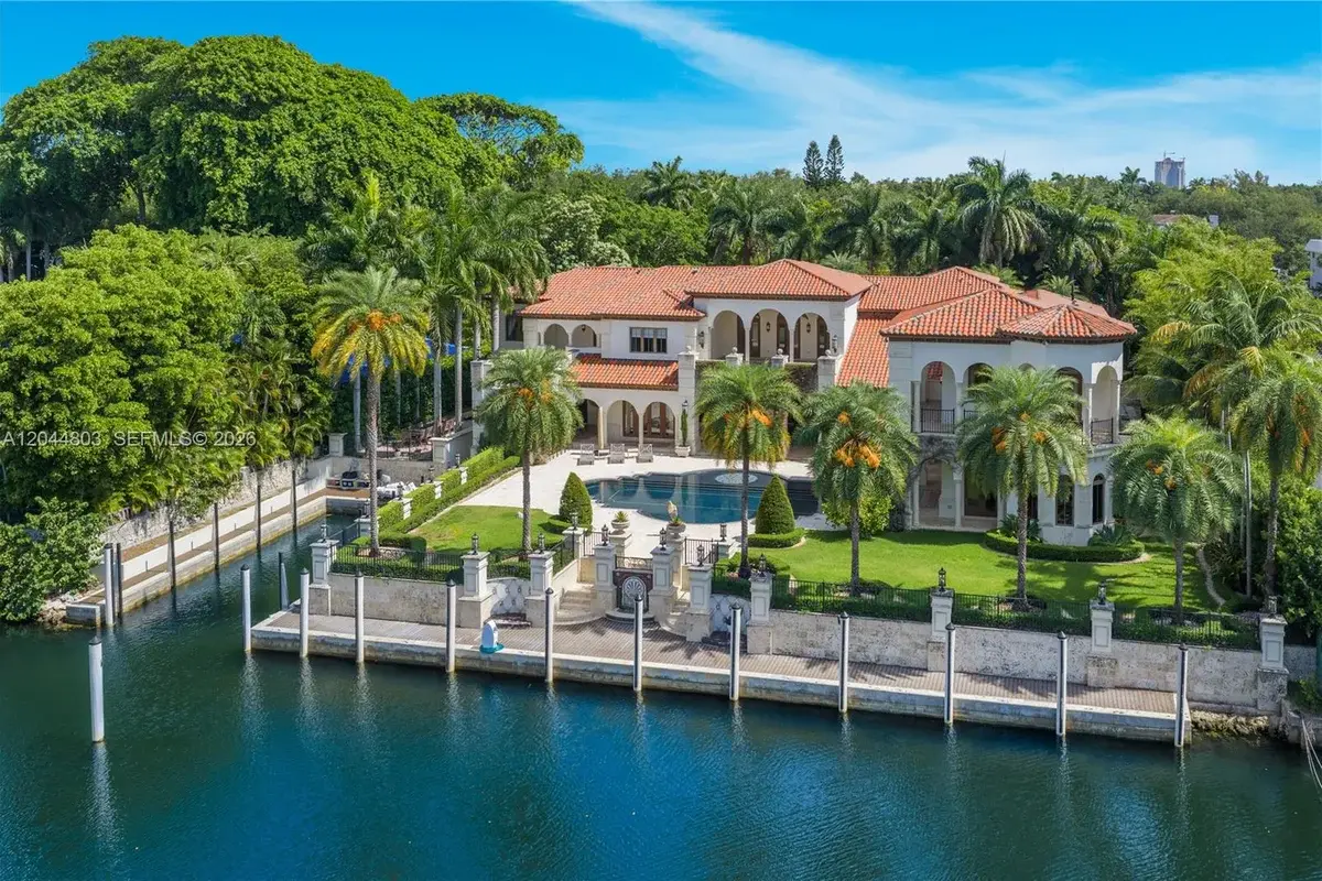 House in Coral Gables: photo 1 of 62
