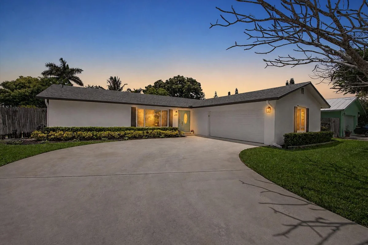 126 Chapel Ln, Tequesta: photo 1 of 28
