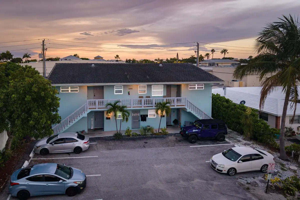 1001 SE 3rd St, Deerfield Beach: photo 1 of 14