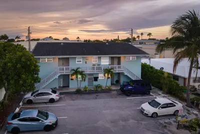 1001 SE 3rd St, Deerfield Beach: photo 1 of 14