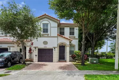10709 NW 81st Ln, Doral: photo 1 of 33