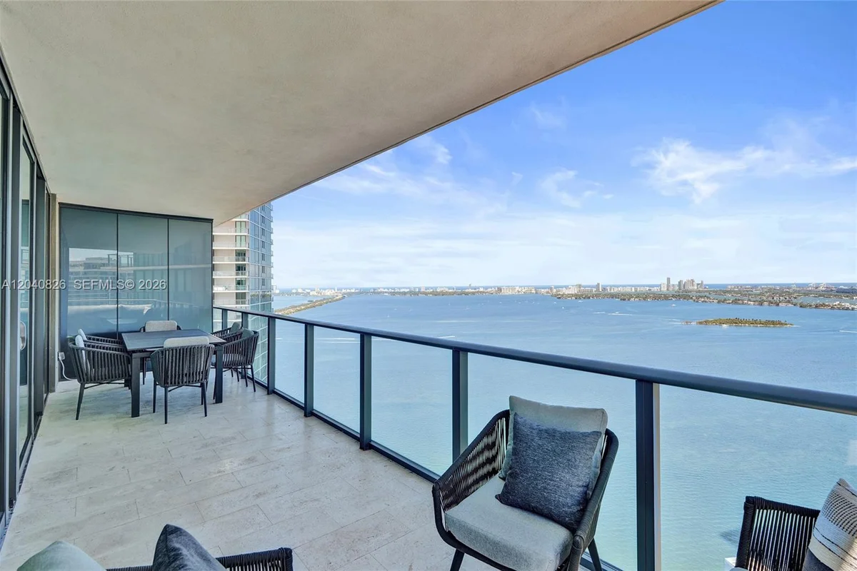 650 NE 32nd St #3901, Miami: photo 1 of 40