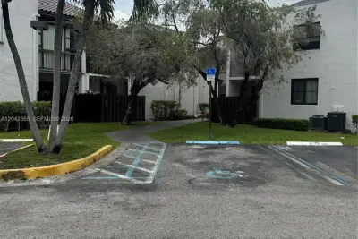 9429 Fontainebleau Blvd #105-33, Miami: photo 1 of 4