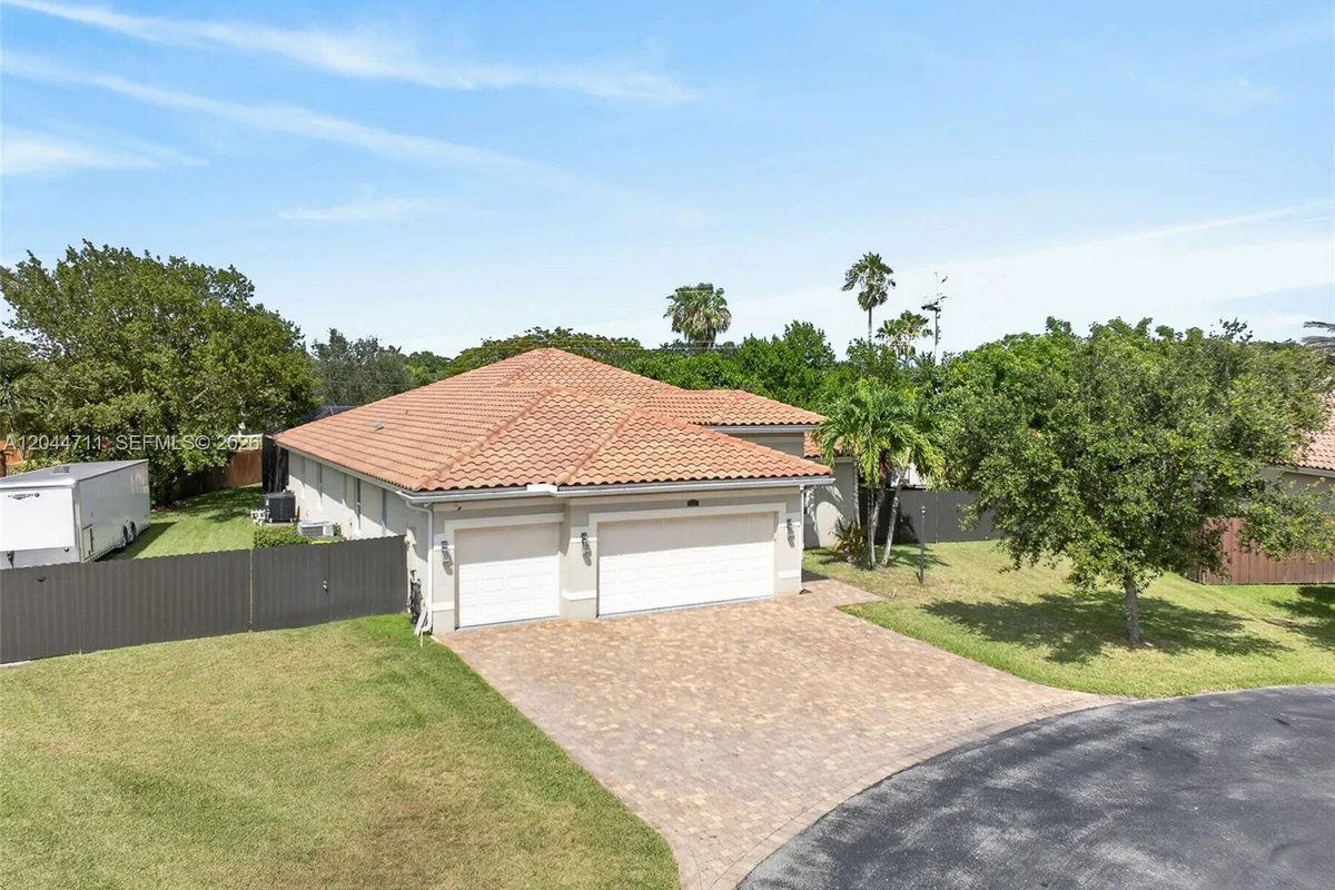 2135 NW 14th Ter, Homestead: photo 1 of 32