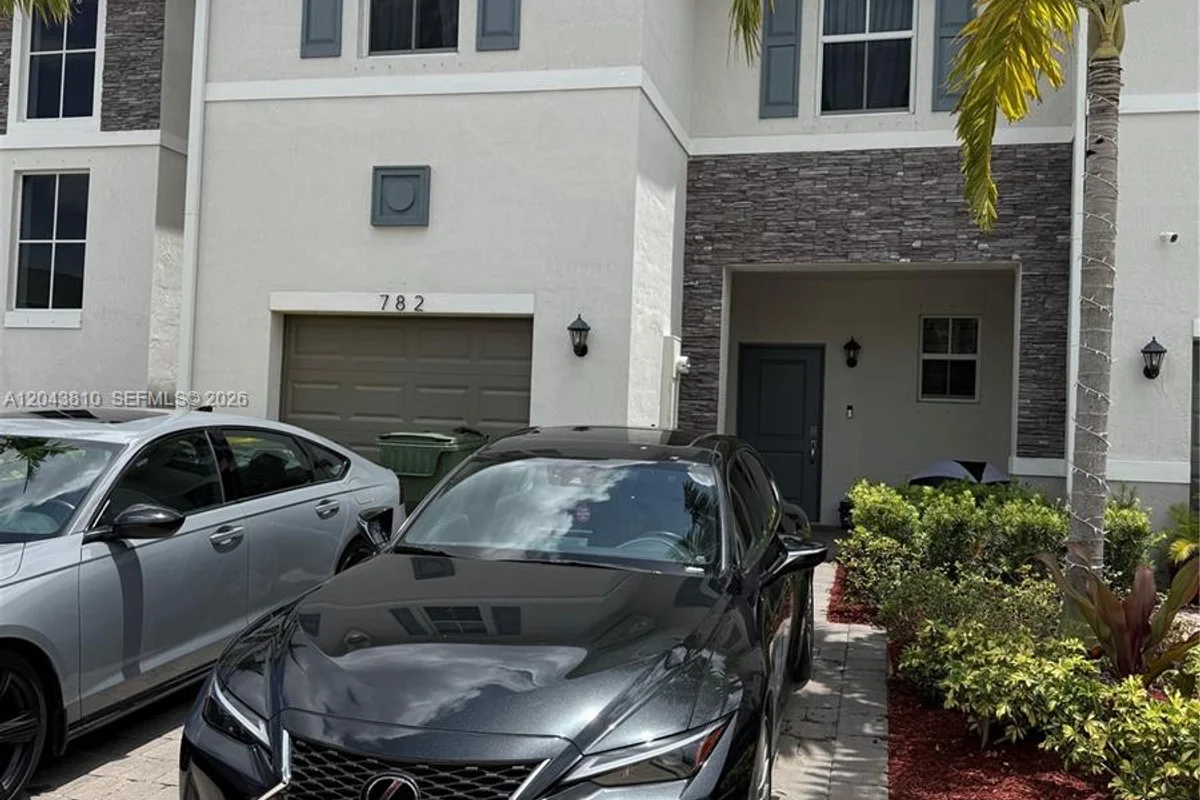 782 SE 18th St, Homestead: photo 1 of 26
