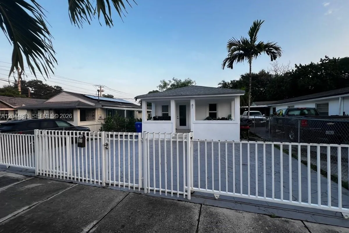 81 NW 44th St, Miami: photo 1 of 13