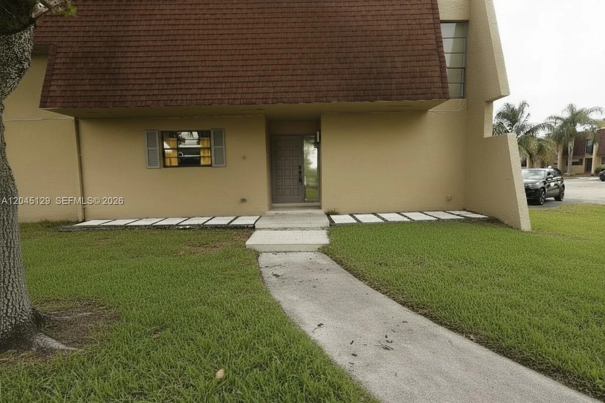 8985 Palm Tree Ln, Pembroke Pines: photo 1 of 17