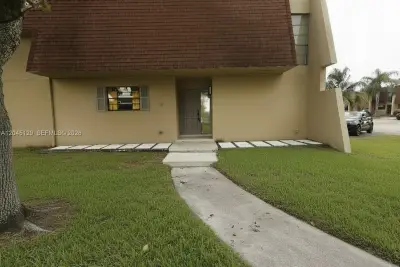 8985 Palm Tree Ln, Pembroke Pines: photo 1 of 17