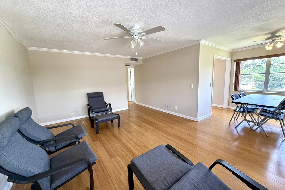 73 Hastings E, West Palm Beach: photo 1 of 16